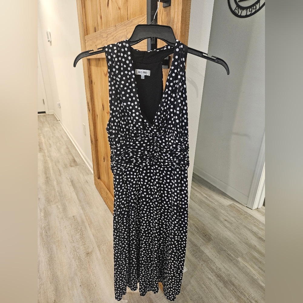 Jones Studio Black and White Dotted Midi Dress. I'm 5'5 hits Just Below my knees